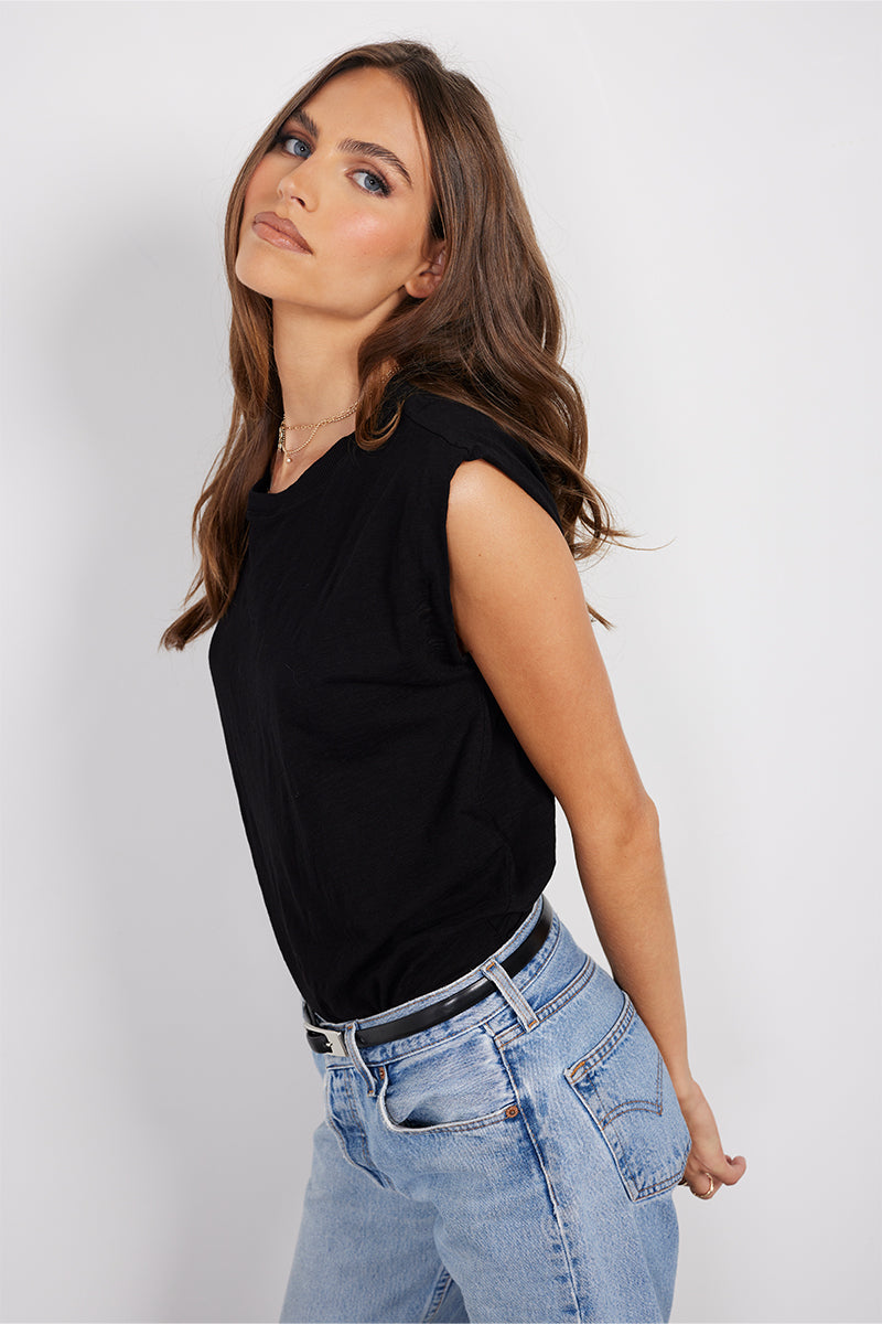 SLEEVELESS CREWNECK