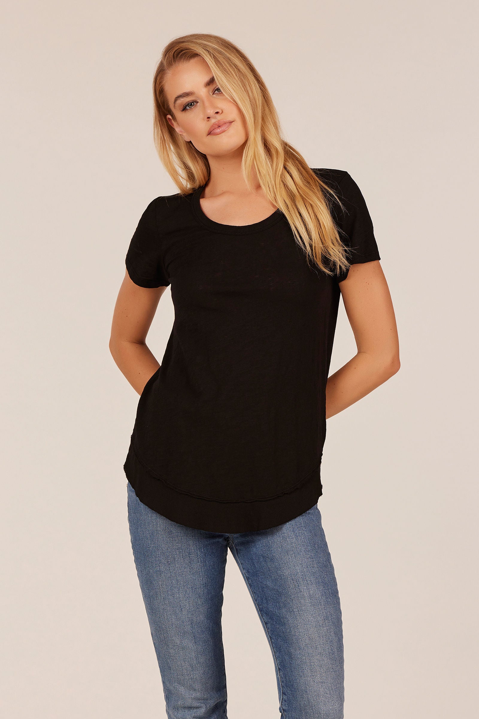 SHORT SLEEVE ROUND HEM TEE