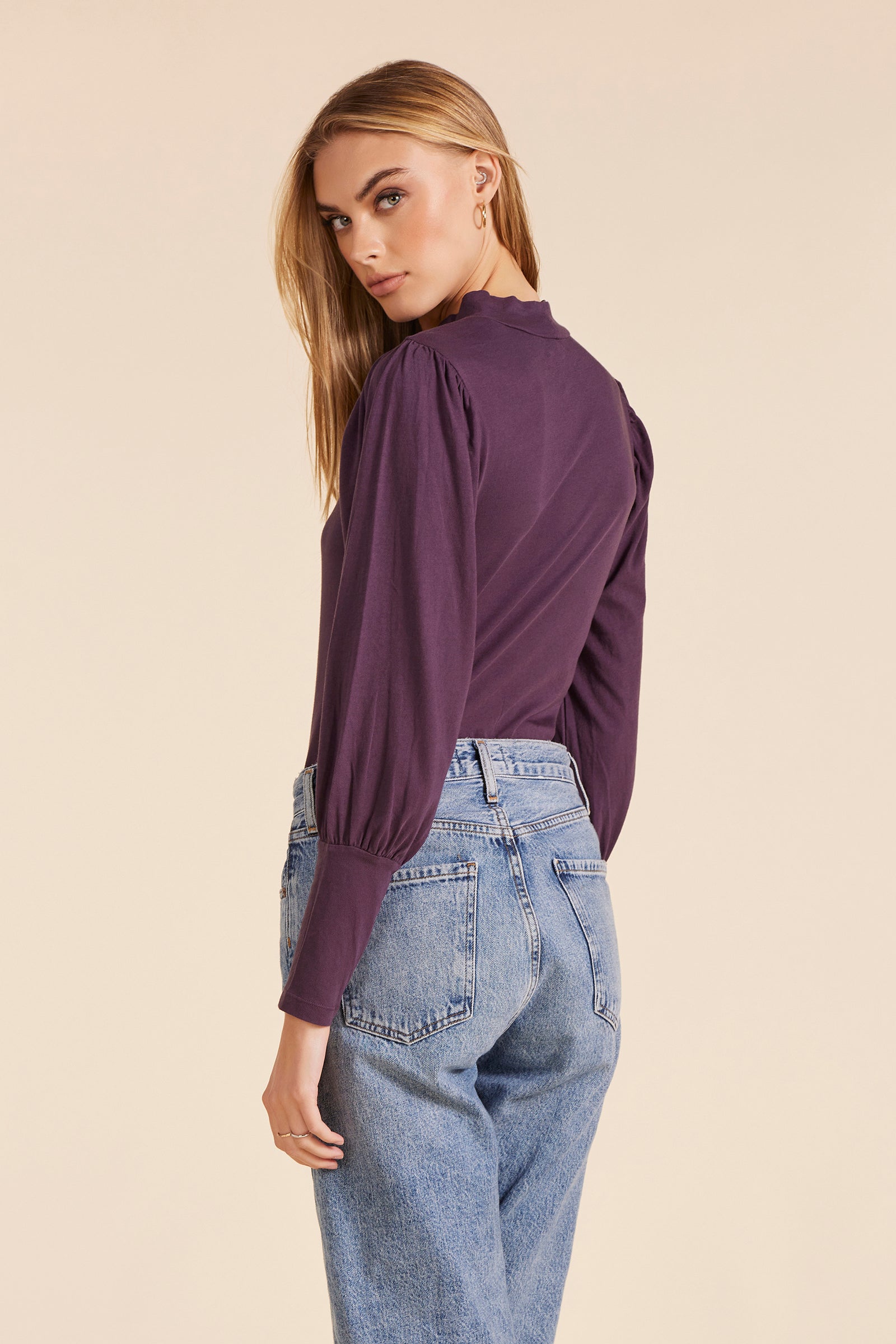 SHIRRED SLEEVE MOCKNECK TOP
