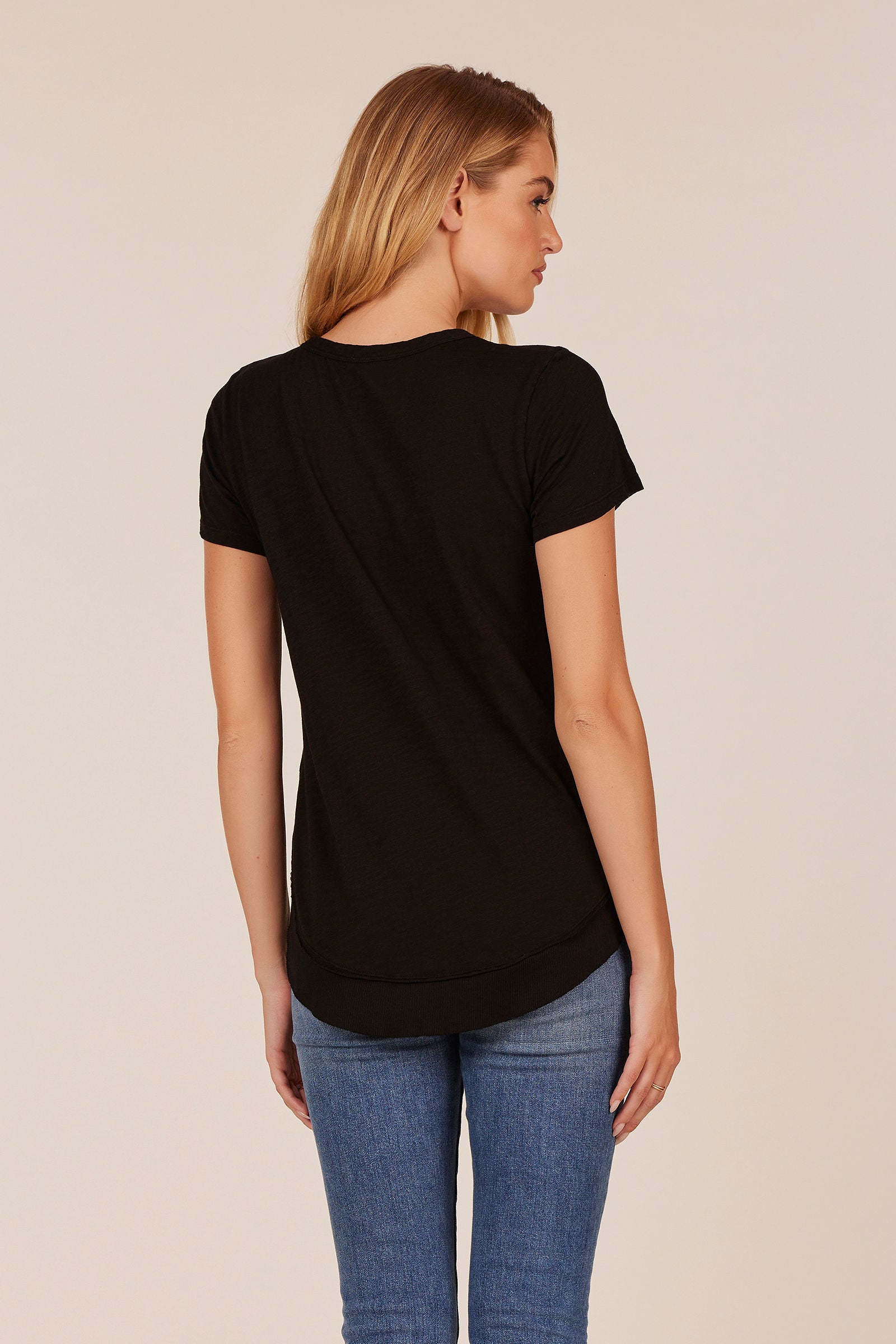 SHORT SLEEVE ROUND HEM TEE