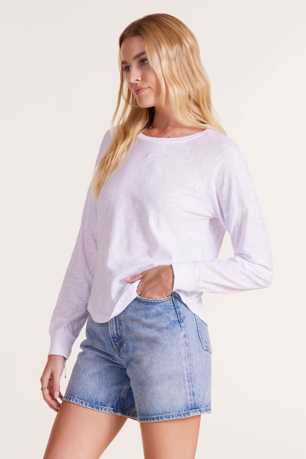 LONG SLEEVE RAGLAN SEAM DETAIL CURVE HEM TEE